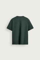 Camiseta de corte regular fit en color blanco, con cuello redondo y mangas cortas.