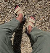 Sandalias planas Arizona Love modelo Apache Raffia, con suela de goma negra y tiras de velcro color beige confeccionadas en rafia.