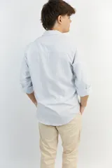 Camisa blanca con rayas verticales celeste pastel, de algodón y cuello italiano.