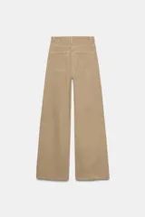 Jeans de tiro alto con corte wide leg y largo completo. Presenta diseño de cinco bolsillos, trabillas en la cintura y cierre frontal con cremallera y botón, con un acabado de efecto lavado.