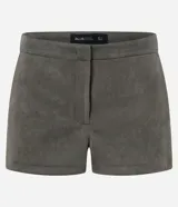 Short de gamuza sintética color verde militar con cintura alta, pretina sastrera estructurada, bolsillos laterales y cierre lateral.