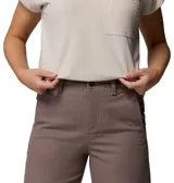Pantalón Columbia modelo Roc Wide Leg Pant, de color marrón, con diseño de pierna ancha, tiro alto y bolsillos laterales inclinados.