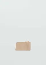 Porta documentos de diseño minimalista con efecto piel, cierre de cremallera superior y anilla metálica lateral.
