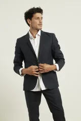 Traje de corte slim fit compuesto por saco de dos botones y pantalón de vestir a juego. Presenta una silueta moderna y entallada.