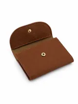Monedero de cuero con textura granulada, color marrón, con cierre de solapa y botón a presión central.