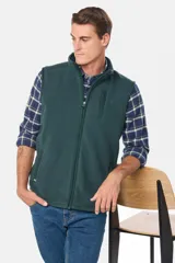 Chaleco deportivo rojo de polar con forro e interior en color azul combinado, cierre frontal y bolsillos delanteros con cierre metálico personalizado. Incluye dos bolsillos interiores con cierre y logo bordado en el pecho.