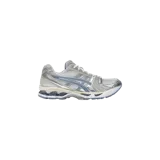 Championes de running Asics modelo Gel-Kayano 14, en tonos blanco, gris, plateado y azul marino. Cuentan con capellada de malla transpirable con superposiciones sintéticas metalizadas, la tecnología de amortiguación GEL en la suela y cordones blancos.
