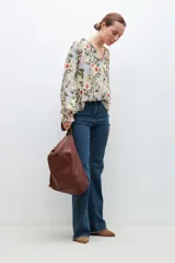 Blusa de manga larga con estampado floral multicolor y escote en V con lazo.
