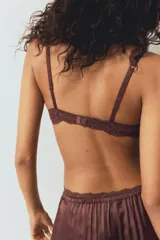 Soutien push-up de encaje color marrón con aros, copas con relleno y breteles anchos de encaje ajustables.