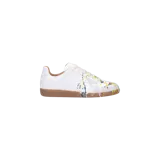 Zapatillas de cuero blanco con diseño inspirado en el modelo Replica de Maison Margiela, con detalles de pintura salpicada en la parte delantera y suela de goma color caramelo.