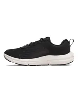 Championes de running Under Armour Charged Assert 10, color negro con detalles en rosado. Presentan una parte superior de malla transpirable con revestimientos de cuero, entresuela Charged Cushioning para mayor amortiguación y suela de caucho macizo.