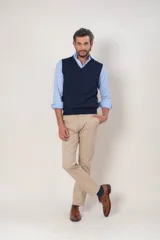 Chaleco de punto en lana merino con cuello en V, diseño clásico y ajuste cómodo.
