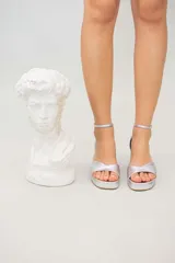 Sandalias negras de cuero con plataforma y taco ancho.