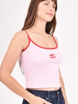 Musculosa gris melange de canalé con tirantes finos blancos y un pequeño texto bordado en el pecho.
