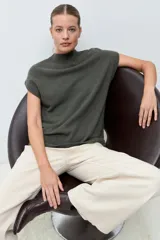 Chaleco de tejido de punto con mezcla de cashmere, color gris oscuro, con cuello alto y diseño sin mangas.
