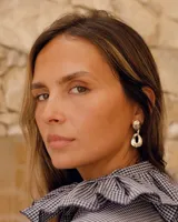 Aros colgantes con forma irregular, realizados en bronce y alpaca, con pernos y cierres mariposa de plata 925.