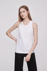 Musculosa blanca de algodón y elastano, con cuello redondo y detalle de strass aplicado en el frente. De corte al cuerpo y sin mangas.