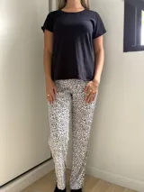 Pantalón de pijama de corte recto con estampado de puntos negros sobre fondo blanco.