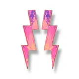 Par de aros colgantes con forma de rayo, con superficie holográfica que refleja tonos rosados, celestes y azules.