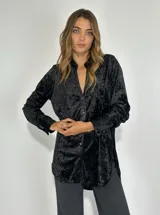 Camisa amplia de terciopelo color gris plomo, con cuello mao y cierre frontal con botones.