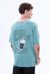 Remera de algodón con efecto lavado, color verde, de manga corta y cuello redondo. Presenta un estampado gráfico en la espalda con la frase 'Iced Latte Club' y el dibujo de un café helado.