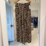 Pantalón wide leg de viscosa con estampado animal print tipo leopardo en tonos camel, marrón y negro, con cintura elástica fruncida.