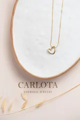 Collar dorado con dije de corazón calado.