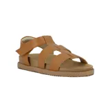 Sandalias bajas de cuero color camel, con tiras cruzadas y pulsera con velcro.