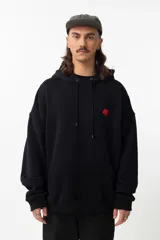Buzo hoodie negro de algodón y poliéster con fit oversize. Estampa en la espalda con diseño de rosas pixeladas.