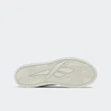 Championes Reebok ATR Chill color crema, con plataforma y detalles en gamuza.