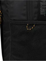 Mochila Cat modelo Explorer de diseño funcional en color negro. Cuenta con compartimento principal con espacio acolchado para laptop, bolsillo frontal con cierre, bolsillos laterales de malla y detalles de cordones en contraste. Incluye correas acolchadas, panel trasero ergonómico y logotipo reflectante.