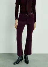 Pantalón de pana estilo flare con tiro alto, cierre de cremallera y botón, trabillas y diseño de cinco bolsillos.