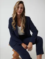 Pantalón sastrero slim negro de tiro alto, con pretina anatómica, pinzas verticales frontales y cierre oculto. Tiene bolsillos laterales inclinados y pinzas traseras para un ajuste favorecedor.