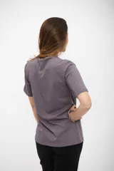 Remera de manga corta color gris oscuro con un estampado grande en blanco que incluye una guitarra acústica con alas y el texto "Acoustic Music".