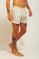 Short de baño rosado con estampado tropical de palmeras y vehículos, con cintura elástica con cordón ajustable.