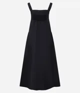 Vestido midi negro confeccionado en tricolina de algodón, con escote cuadrado, breteles anchos y corte con frunces laterales en la cintura. Presenta falda amplia y diseño de la marca Marfinno.