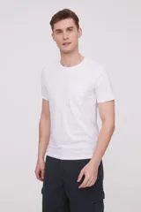 Remera de manga corta en color blanco, confeccionada en algodón, con cuello redondo a la base y bolsillo frontal aplicado en el pecho.