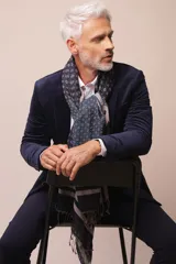 Bufanda rectangular de lana y algodón con estampado geométrico en tonos de azul y gris.
