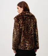 Campera corta de pelo sintético con estampado animal print de leopardo. Presenta un diseño estructurado con cuello amplio y solapas, ideal para un look sofisticado.