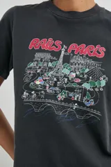 Remera negra de algodón con cuello redondo y mangas cortas. Estampado frontal con la leyenda "Rails Paris" y un dibujo de la ciudad de París.