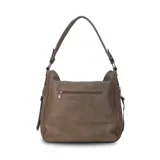 Cartera tipo hobo de cuero sintético color rojo ladrillo, con correa de hombro ajustable. Tiene cierre superior con solapa y broche magnético, bolsillo frontal con cierre, bolsillos laterales con cierre y múltiples bolsillos internos.