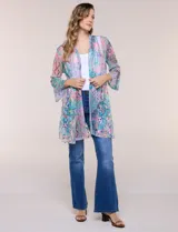 Cardigan largo de tul semitransparente color verde, con estampado patchwork y bordados florales en relieve. Presenta diseño de frente abierto con solapas fluidas y mangas tres cuartos acampanadas.