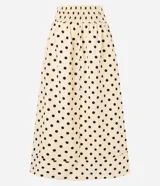 Pollera midi evasé de tricolina color beige con lunares negros, cintura ancha con elástico en la espalda y algodón certificado BCI.