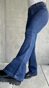 Pantalón de jean azul de corte acampanado.