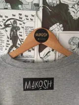 Remera gris con estampado de esqueleto en el frente.