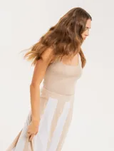 Top tejido negro con escote cuadrado y tirantes anchos.