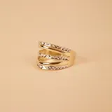 Anillo de diseño multicapa elaborado en oro de 10k, combinando bandas en oro amarillo liso y oro blanco con acabado facetado.