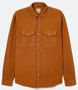 Camisa color ladrillo de manga larga, estilo casual, en tela oxford de algodón, con dos bolsillos frontales y cierre con botones. Corte recto.