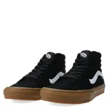Championes de caña alta Vans modelo Skate Sk8-Hi, color negro con la icónica banda lateral en blanco y suela de goma color caramelo. Presentan un diseño resistente con cordones y detalles de la marca en la lengüeta y el lateral.