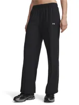 Pantalón deportivo Under Armour modelo Rival Woven, de color negro, corte holgado y diseño de pierna recta. Cuenta con cintura elástica con cordón interno, bolsillos laterales abiertos y el logo de la marca estampado en blanco en la pierna izquierda.